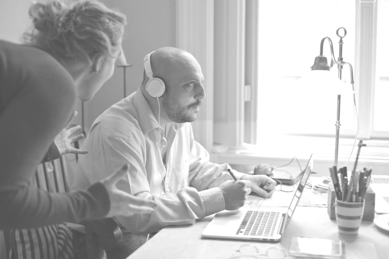 Proceso de diagnóstico financiero con documentos y análisis