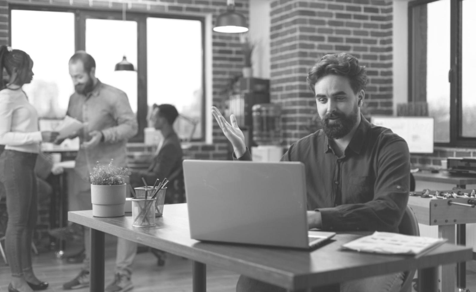 Estudiante trabajando en análisis financiero con documentos y calculadora